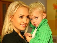 Barbora Rakovská priniesla na krst novej knihy Mira Jaroša aj svoju zlatú dcérku. 