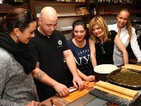 Moderátorky Dámskeho klubu - Karin Majtánová, Iveta Malachovská, Soňa Müllerová a Andrea Chabroňová boli zvedavé na to, ako sa sushi pripravuje. 