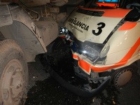 Dvaja pacienti utrpeli zranenia pri zrážke sanitky s nákladným autom