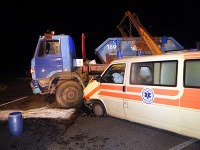 Dvaja pacienti utrpeli zranenia pri zrážke sanitky s nákladným autom