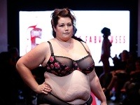 Obézne modelky šokovali počas Týždňa módy v Paríži.