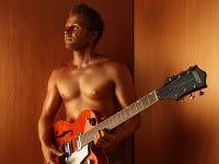 Tomáš Bezdeda sa na promo fotkách objavil takmer nahý.