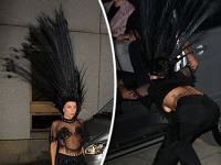 Lady Gaga doplatila na extravagantný klobúk, kvôli ktorému takmer nedokázala nastúpiť do auta.