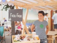 Nápad debničkovať sa zrodil ako iniciatíva troch, pre kvalitnú gastronómiu zanietených mladých dám, ktoré sa samy snažia zdravo a kvalitne stravovať.