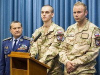 Zľava: Náčelník Generálneho štábu OS SR Peter Vojtek, vojaci zranení v Afganistane Martin Chropovský a Matej Macho