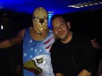 Drake s maskou, ktorú spevák Kanye West nosieva počas koncertov