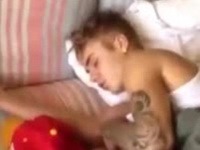 Spiaceho Justina Biebera zachytila mobilným telefónom brazílska šľapka.