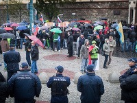 Parlament v obkľúčení demonštrantov