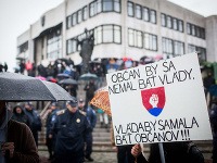 Parlament v obkľúčení demonštrantov Parlament v obkľúčení demonštrantov