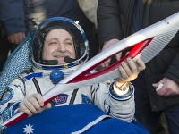 Olympijská pochodeň je i s troma astronautami späť na Zemi