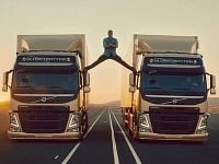 Jean-Claude Van Damme predvádza neuveriteľné akrobatické kúsky v nebezpečnom reklamnom spote.