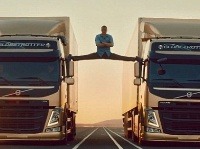 Jean-Claude Van Damme predvádza neuveriteľné akrobatické kúsky v nebezpečnom reklamnom spote. Jean-Claude Van Damme predvádza neuveriteľné akrobatické kúsky v nebezpečnom reklamnom spote.