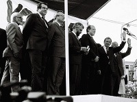 Aktéri novembrových udalostí roka 1989 zľava: Vladimír Ondruš, Vladimír Mečiar, Milan Čič, Fedor Gál, Marián Čalfa, Václav Havel a Alexander Dubček