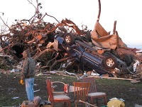 Pri búrkach a tornádach na Stredozápade USA zahynulo najmenej šesť ľudí 