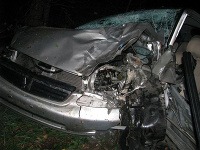 Osemnásťročný vodič Hondy Civic z Gbelov pravdepodobne neprispôsobil rýchlosť a nezvládol ostrú zákrutu, s autom prešiel do protismeru a narazil do stromu. 