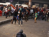Polícia použila slzotvorný plyn, aby vyprázdnila námestie Tahrír