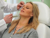 Kam sú až schopné zájsť celebrity pre mladšiu tvár a štíhlejšiu postavu?