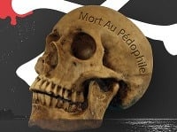 Z hlbín mora vytiahli kosti štyroch ľudí a lebku s nápisom „Smrť pedofilom“