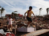 © UNICEF/NYHQ2013-1009/Maitem Deti prechádzajú ruinami mesta Tacloban, kde stál kedysi ich dom.