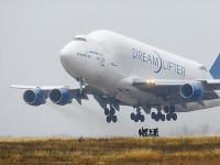 Boeing 747 Dreamlifter omylom pristál na zlom letisku