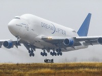 Boeing 747 Dreamlifter omylom pristál na zlom letisku