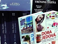 Knihy (zľava): Darčekové balenie trilógie Päťdesiat odtieňov, publikácia Doba Jedová a Tréning väzňa.