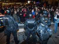 Nepokoje v Bratislave prerástli do výtržností, museli zasahovať ťažkoodenci. Pri incidente polícia zatkla viacero osôb, zranená bola aj jedna policajtka.