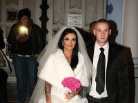 Nikola Komorová so svojim svadobným svedkom. 