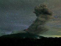 Burácajúca sopka Sinabung vystreľovala ďalší popol a kamene