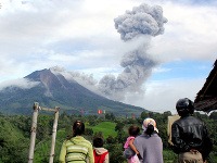 Burácajúca sopka Sinabung vystreľovala ďalší popol a kamene