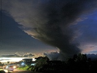 Burácajúca sopka Sinabung vystreľovala ďalší popol a kamene