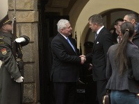 Predseda vlády SR Robert Fico (vpravo) a predseda vlády ČR Jiří Rusnok (vľavo) počas rozlúčky po vzájomnom stretnutí