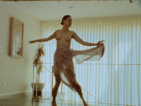 Rose McGowan úplna nahá tancuje pred kamerou a vystavuje na obdiv svoje najintímnejšie partie.