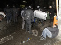 V Kyjeve prebiehajú veľké protesty, demonštranti sa pokúsili preniknúť do úradu prezidenta.