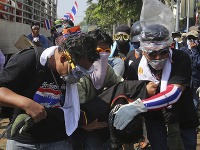 Demonštranti útočia na vládnu štvrť
