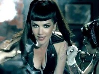 Natalia Oreiro sa vracia do sveta populárnej hudby so skladbou Todos Me Miran. Vo videoklipe neváhala vytasiť ženské zbrane.