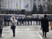 Janukovyč vyzval na pokojné protesty, Putin varoval pred prevratom