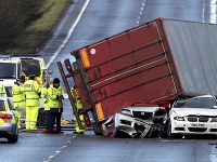 Silný vietor sa podpísal pod nehodu v Škótsku, pri ktorej zahynul vodič kamióna.
