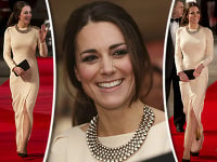 Kate Middleton poodhalila nohy v rafinovanej róbe s rázporkom a svoju krásu podčiarkla náhrdelníkom za 24 eur.
