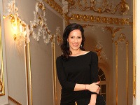 Jojkárska moderátorka Andrea Pálffy-Belányiová si na módnu šou obliekla čierne minišaty. 