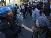 Talianskom sa šíria protivládne protesty