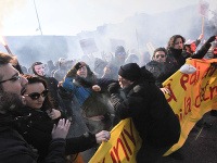 Talianskom sa šíria protivládne protesty