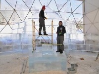 Sochárom dáva pri výstavbe ľadového dómu zabrať teplé počasie