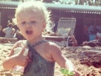 Paris Hilton vo veku dvoch rokov na pláži s matkou Kathy.