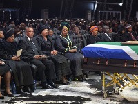 Bývalá manželka Mandelu Winnie Madikizela-Mandela, prezident JAR Jacob Zuma, Vdova po Mandelovi Graca Machel Bývalá manželka Mandelu Winnie Madikizela-Mandela, prezident JAR Jacob Zuma, Vdova po Mandelovi Graca Machel