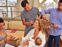 Gisele Bündchen vďaka tímu profesionálov stíha dojčiť malú dcérku.