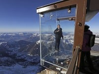 Na alpskom štíte otvorili sklenenú vyhliadkovú plošinu