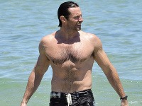 Hugh Jackman sa aj vo veku 45 rokov môže na pláži pochváliť vypracovanou postavou.