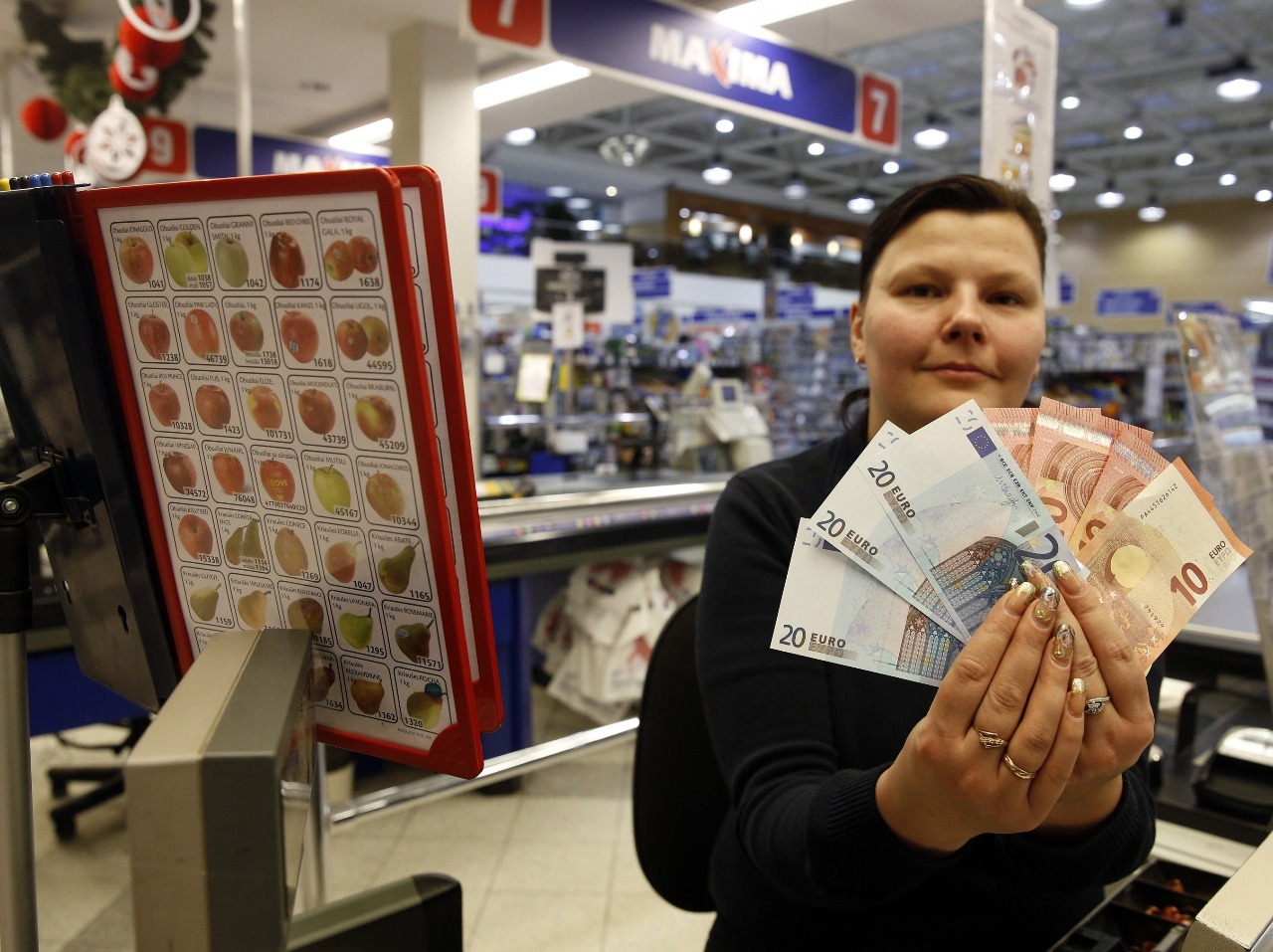 Euro padá. Čo to znamená pre Slovákov?