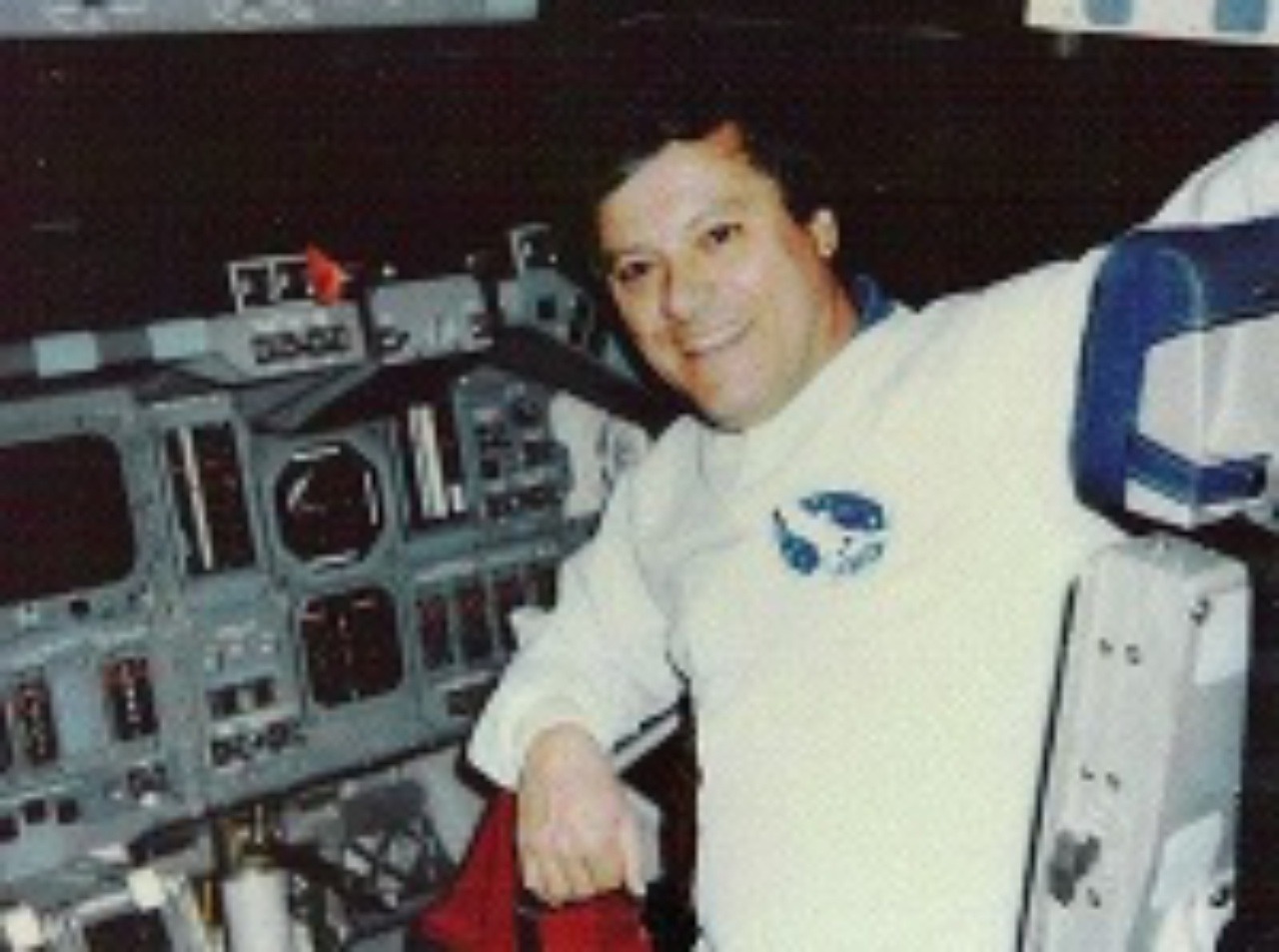 Clark C. McClelland sedí v raketopláne